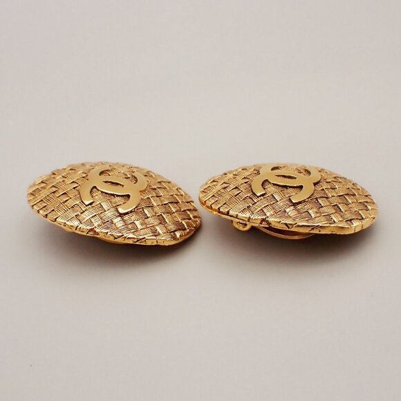 CHANEL CC Logo Oval Button Earrings 29 Clip-On Gold GHW France Vintage - Picture 3 of 13